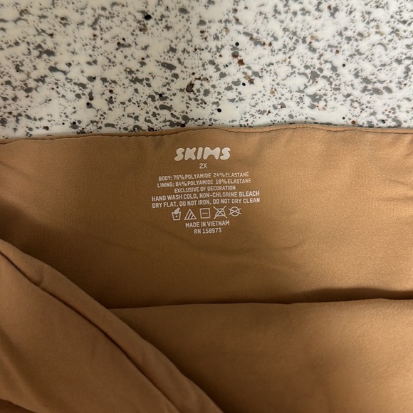 SKIMS FITS EVERYBODY BANDEAU in Ochre Size 2x
Never worn - Picture 4 of 4